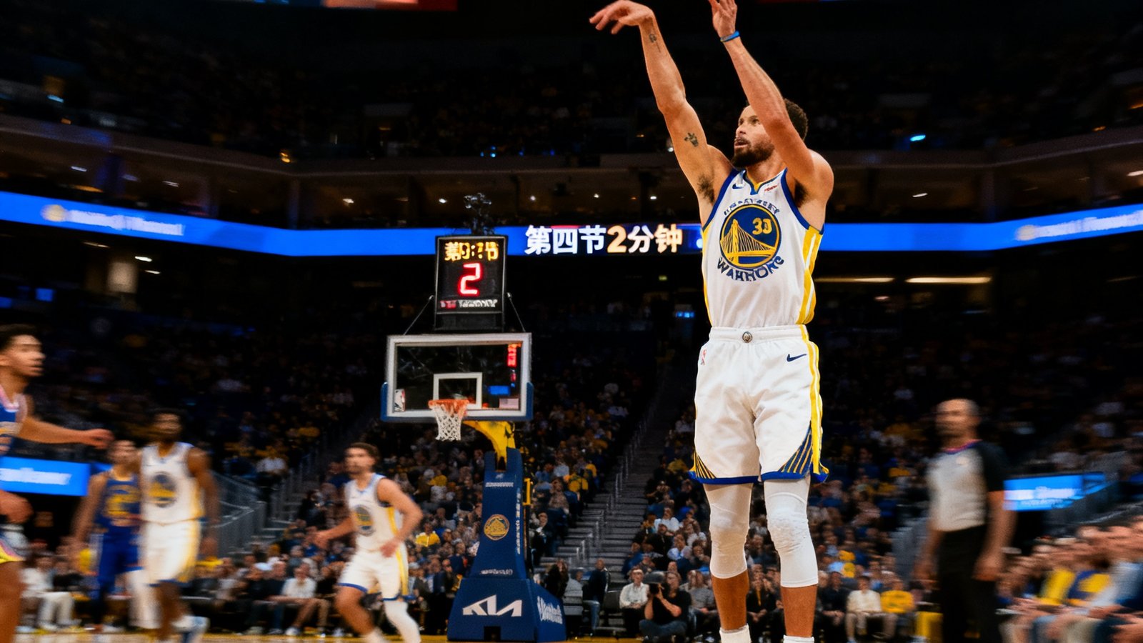 盘球吧NBA季后赛集锦，库里三分出手，计时器显示第四节2分钟。